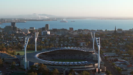 Luftaufnahme-Des-Kardinia-Parks-Von-Geelong-Bei-Sonnenaufgang-Mit-Corio-Bay-Und-Der-Stadt