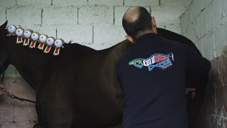 El-Hombre-Cepilla-El-Pelo-Del-Caballo-En-Su-Componidori-Cabalgando-En-La-Fiesta-Y-Desfile-De-Sartiglia,-El-Carnaval-De-Oristano-(Cerdeña,-Italia)