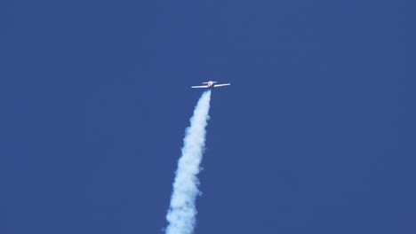 Avión-CT-114-Tutor-Snowbird-Realizando-Bucles-En-La-Pista-De-Exhibición-Aérea