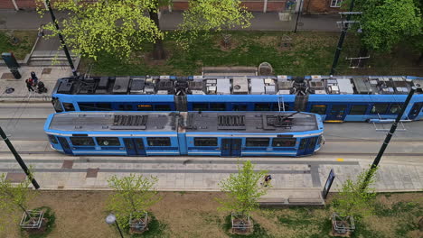Oslo,-Noruega,-Tranvías-Azules-En-La-Estación,-Vista-Desde-Arriba,-Transporte-Público-De-La-Ciudad