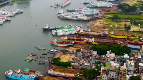 Luftaufnahme-Von-Angedockten-Schiffen-Im-Hafen-Von-Dhaka-In-Bangladesch