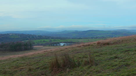 Colinas-Verdes-En-Lyme-Park-Al-Atardecer-En-Disley,-Greater-Manchester,-Inglaterra