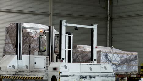 Gabelstapler-Transportiert-Große-Verpackte-Ladung-In-Einem-Lager,-Arbeiter-Sichtbar