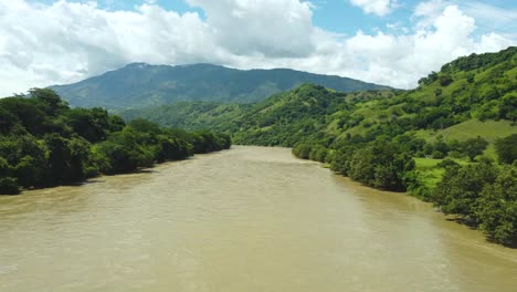 Fliegen-Sie-über-Den-Fluss-Cauca