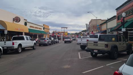 Verkehr-Auf-Der-Hauptstraße-In-Williams,-Arizona,-USA,-Malerische-Stadt-An-Der-Historischen-Amerikanischen-Route-66