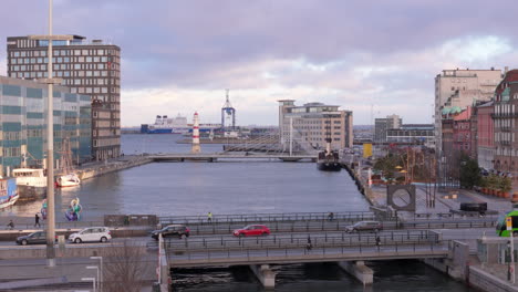 Verkehr-Auf-Brücken-über-Kanäle-In-Der-Nähe-Von-Malmö-Hauptbahnhof-Und-Universität