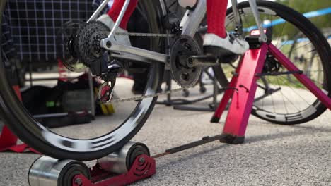 Radfahrer-Bereitet-Sich-Auf-Dem-Trainer-Vor,-120 fps