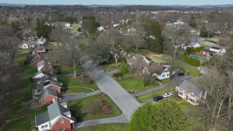 Hermosa-Zona-De-Viviendas-En-Un-Suburbio-Americano-Con-Césped-Y-Calle-En-Primavera