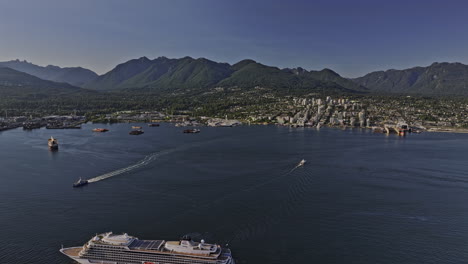 Vancouver,-BC,-Kanada-–-Luftaufnahme-Einer-V38-Drohne-über-Dem-Hafen,-Die-Ein-Kreuzfahrtschiff-Auf-Dem-Wasser-Vor-Dem-Hintergrund-Der-North-Shore-Mountains-Und-Des-Industriegebiets-Einfängt-–-Aufgenommen-Mit-Mavic-3-Pro-Cine-–-Juli-2023