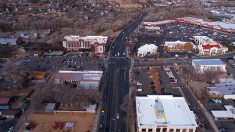 Prescott,-Arizona,-USA,-Drohnenaufnahme-Des-Straßenverkehrs-Und-Der-Gebäude-In-Der-Innenstadt