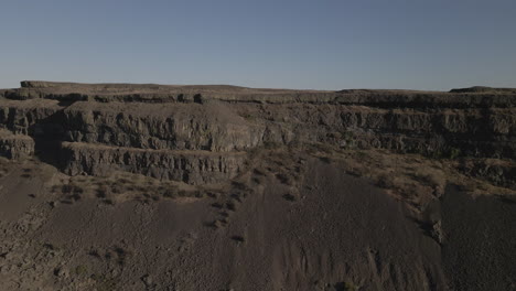 Toma-Aérea-De-Drones-Del-Lado-Del-Acantilado-De-Sun-Lake-Dry-Falls-Moviéndose-Hacia-Los-Lados