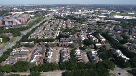 Vista-Aérea-De-Una-Comunidad-Residencial-En-El-Sur-De-Houston-Cerca-Del-Centro-Médico-Va,-Texas,-EE.UU.,-Disparo-De-Drone