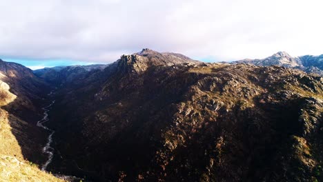 Drohnenaufnahmen-Eines-Berg-Canyon-Tals