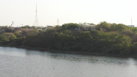 Vista-Aérea-De-Drones-Con-Tres-Cámaras-En-El-Futuro-Viendo-Un-Gran-Palacio-Viendo-Muchos-árboles-Alrededor