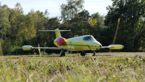 Learjet-35a-Ambulancia-Aérea-Escandinava-En-El-Campo-Del-Aeropuerto-De-Colonia-En-Alemania