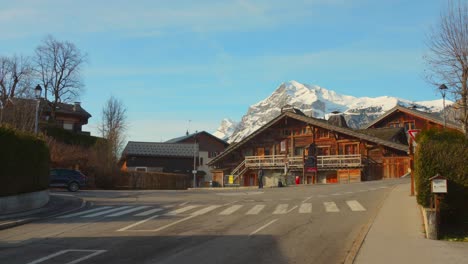 Bergdorf-Les-Carroz-D&#39;Arâches-Mit-Schneebedeckten-Bergen-Im-Hintergrund,-Klarer-Blauer-Himmel,-Tagsüber,-Ruhig