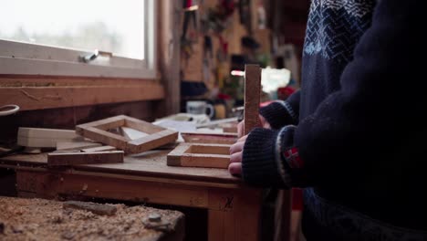 Hombre-Práctico-Haciendo-Un-Pequeño-Marco-De-Madera-Dentro-Del-Taller