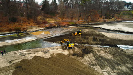 Plataforma-Rodante-Aérea-De-Excavadora-Amarilla-Y-Topadora-Que-Transfiere-Sedimentación-En-Un-Estanque-De-Desvío-De-Agua-Dulce