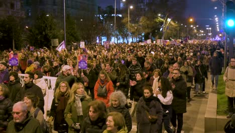 Tausende-Menschen-Marschieren-Während-Einer-Demonstration-Zum-Internationalen-Frauentag-Durch-Madrids-Straßen