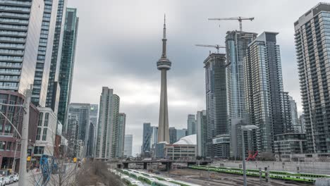 Zeitraffer-Des-CN-Tower-Und-Der-Stadt-Toronto-Zur-Hauptverkehrszeit