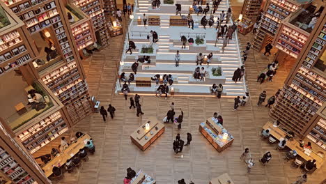 Gente-Caminando-En-Un-Pasillo-De-La-Biblioteca-Starfield-Suwon---Vista-De-Arriba-Hacia-Abajo-Inclinada-Hacia-Arriba