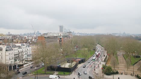 Park-Lane-En-Hyde-Park,-Londres,-Destacando-Su-Ambiente-Sereno-Y-Sus-Vistas-Panorámicas.