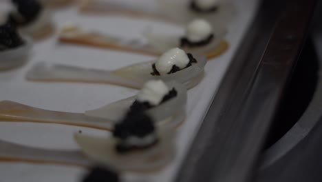 Preparando-Caviares-De-Queso-Crema-En-Cucharas.-Fotografía-De-Cerca