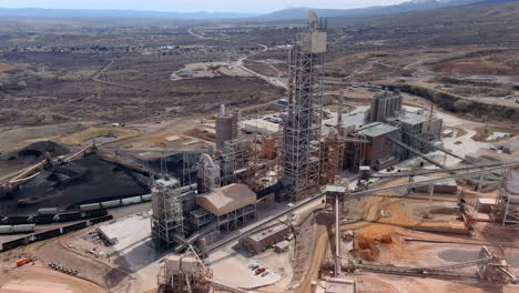 Instalación-Del-Grupo-Salt-River-Materials-Cerca-De-La-Escuela-Primaria-Clarkdale-jerome-En-Arizona,-Que-Muestra-Operaciones-Industriales-En-Un-Entorno-Desértico,-Vista-Aérea