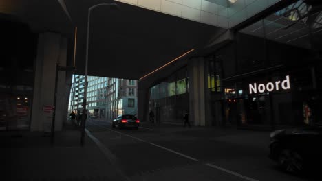 Schwarzes-Taxi,-Das-Am-Frühen-Morgen-Bei-Sonnenaufgang-Am-Bahnhof-Wegfährt