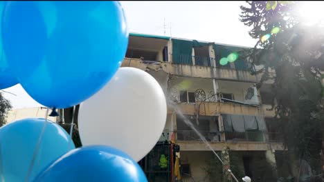 Trabajadores-De-La-Construcción-Rociando-Un-Edificio-Con-Manguera-Para-Reducir-El-Polvo-Mientras-Es-Demolido