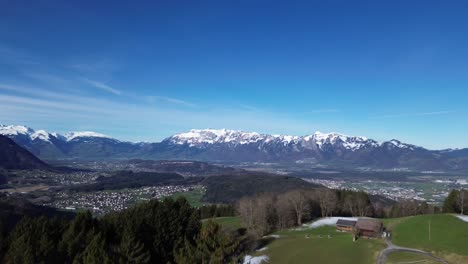 Drones-Se-Elevan-En-El-Cielo-Vuelan-Sobre-El-Bosque-Con-Paisajes-Montañosos-Invernales-Y-Montañas-Nevadas-En-Un-Día-Soleado-Con-Cielo-Azul