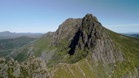 Toma-Aérea-De-Cradle-Mountain-En-Un-Día-Soleado-En-Tasmania,-Australia