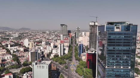 Frauentagsmarsch-Auf-Dem-Paseo-De-La-Reforma,-Mexiko-Stadt