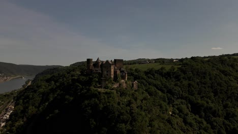 Die-Schönburg-Ist-Eine-Mittelalterliche-Burg-In-Den-Hügeln-Von-Oberwesel,-Deutschland,-Die-Zwischen-1100-Und-1149-Erbaut-Wurde