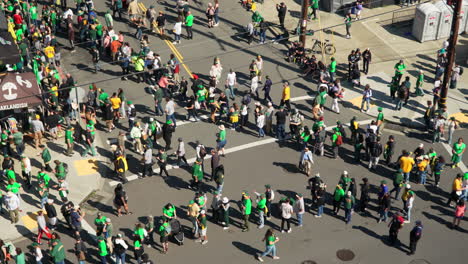 Menge-Von-Baseball-Fans-Im-Freien-Während-Athletic-Fan-Fest-In-Oakland,-Kalifornien