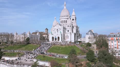 Crowd-of-people-at-Basilica-of-Sacre-Coeur,-Montmartre-hill-in-Paris,-France
