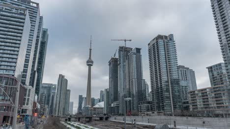 Hyperlapse-Der-Innenstadt-Von-Toronto-Zur-Hauptverkehrszeit,-Bewegung-Von-Zügen-Und-Autos