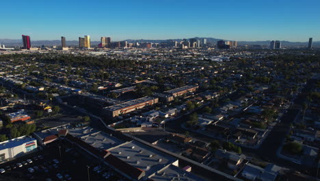 Las-Vegas-Nv-Usa,-Revelando-Una-Toma-De-Drone-Del-Horizonte-Del-Paisaje-Urbano-Al-Atardecer