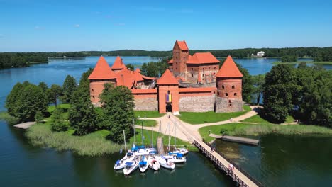 Imágenes-Cinematográficas-De-Drones-Del-Castillo-De-La-Isla-De-Trakai-4k---Trajano---Lituania