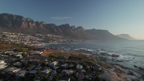 Camps-Bay-Beach-With-Twelve-Apostles-Ridge-And-Table-Mountain-National-Park-In-Cape-Town,-South-Africa