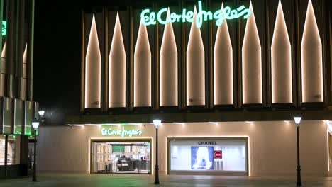 Spanish-biggest-department-store-company,-El-Corte-Ingles,-building-during-nighttime-in-Spain