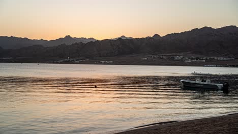 Lancha-Flotando-En-Un-Lago-Tranquilo-Al-Atardecer