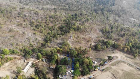 Toma-Aérea-De-La-Premisa-Del-Templo-Con-El-Bosque-Del-Templo-Maa-Kauleshwari,-Chatra,-Jharkhand,-India