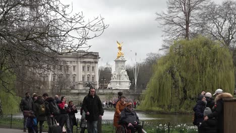 Panning-outshot-showing-the-Victoria-Memorial-from-a-the-view-of-St-James-Park-in-London,-UK