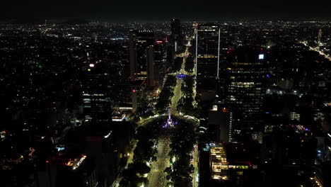 Panoramic-drone-shot-around-the-crowded-Reforma-avenue,-night-in-Mexico-city