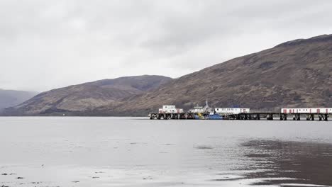 Día-Nublado-Y-Tranquilo-En-Loch-Eil,-Fort-William-Con-El-Muelle-En-Primer-Plano