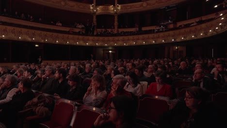 Klassisches-Opernspektakel:-Das-Publikum-In-Alten-Zeiten-Fesseln