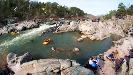 Corredores-De-Kayak-De-Aguas-Bravas-Después-De-Una-Gran-Caída