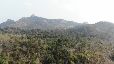 Toma-Aérea-De-Montañas-Y-Bosques-Cerca-Del-Templo-Maa-Kauleshwari,-Chatra,-Jharkhand,-India