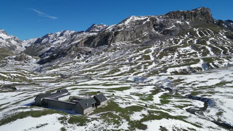 Montañas-Nevadas-De-Los-Pirineos-Franceses-Y-Granja-Con-Caballos---Círculos-Aéreos-4k